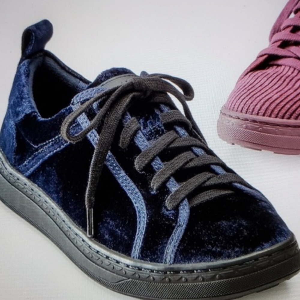 NWT Earth Zinnia Women’s Dark Navy Blue Velvet Lace-Up Shoes Sneakers - Picture 2 of 8